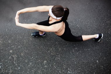 fiziksel egzersiz yaparak kız