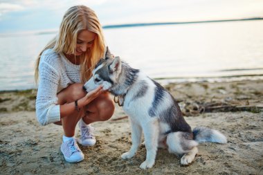 Deniz tarafından husky köpek kadınla