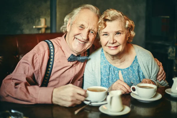 Emekli çift çay içiyor — Stok fotoğraf