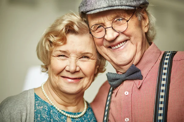 Pensionerat par i eleganta kläder — Stockfoto