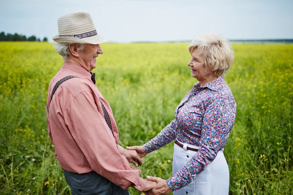 Senior man en vrouw houden door handen — Stockfoto