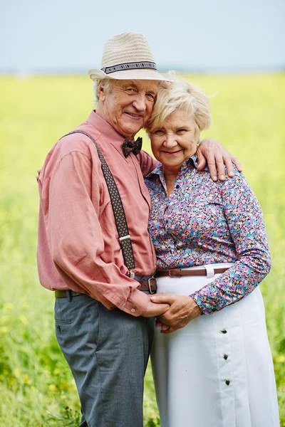 Anziani romantici in abbraccio — Foto Stock