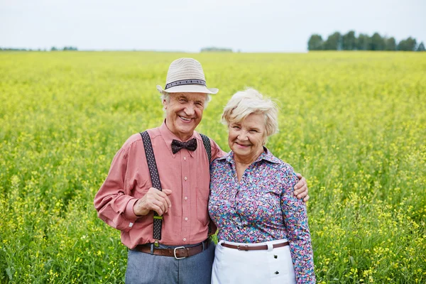 Betagtes Ehepaar im ländlichen Raum — Stockfoto