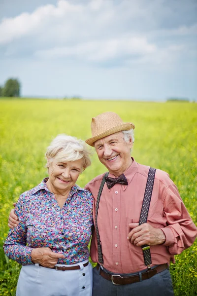 Starší pár ve venkovské oblasti — Stock fotografie