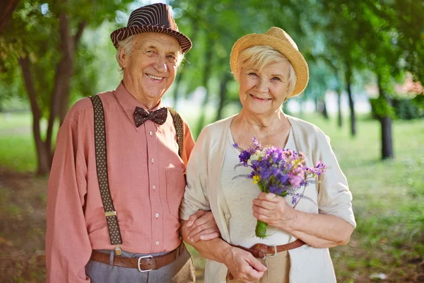 Счастливая пожилая пара в парке — стоковое фото