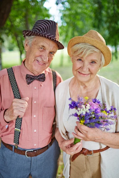 Happy aged man and woman in park — Stock Photo, Image