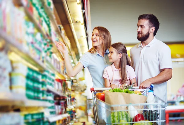 Joven familia elegir productos — Foto de Stock