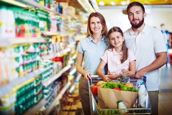 Семья покупает продукты питания в супермаркете — стоковое фото