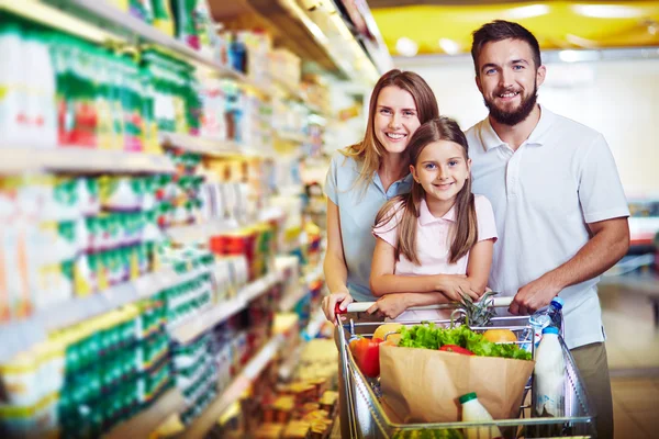 Família alegre no supermercado — Fotografia de Stock