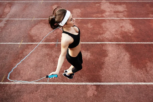 건너뛰는 밧줄으로 운동 하는 여자 — 스톡 사진