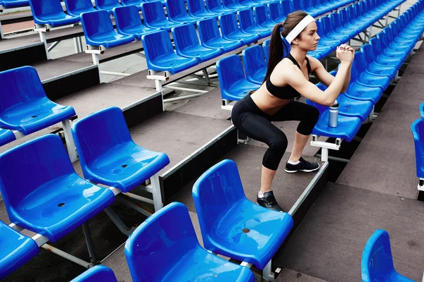 Mulher fazendo exercício físico no estádio — Fotografia de Stock