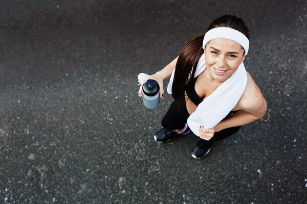 Активная девушка с бутылкой воды
