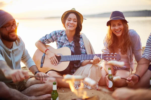 Meninas com guitarra e bebida — Fotografia de Stock