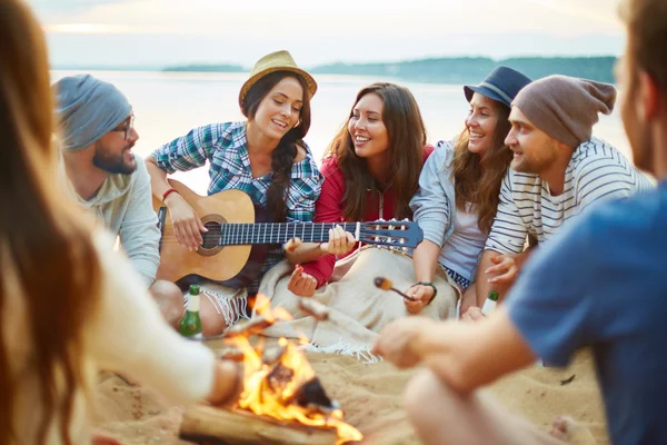 Chicas y chicos cantando por guitarra — Foto de Stock