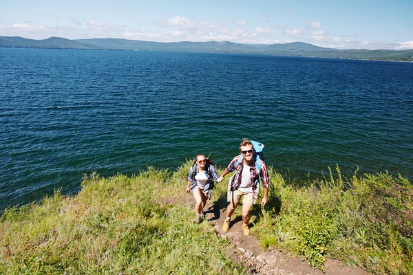 Deniz kenarında hiking yolcuları — Stok fotoğraf