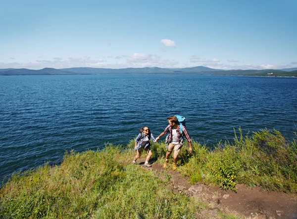 Reizigers wandelen aan de kust — Stockfoto