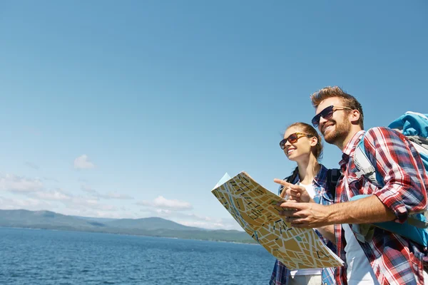 Amorous hikers with map — Stock Photo, Image