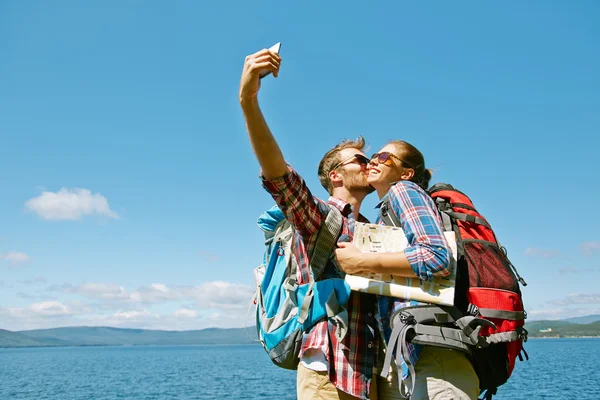 Kdo selfie při líbání se svou přítelkyní — Stock fotografie