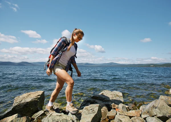 Wandelaar vrouw lopen op rotsen — Stockfoto