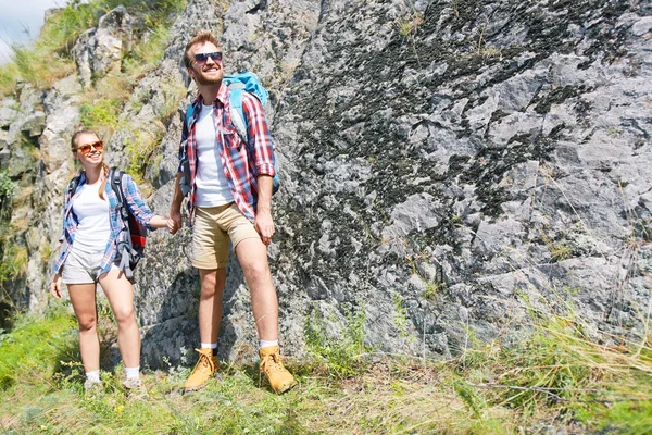Щасливі мандрівники, що стоять на скелі — стокове фото