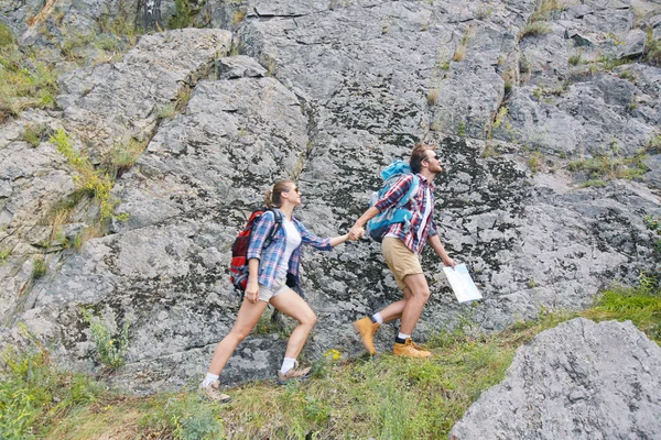 Kayalığın yürüyüş yürüyüşçü — Stok fotoğraf