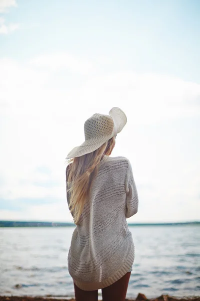 Mujer pasando vacaciones junto al mar — Foto de Stock