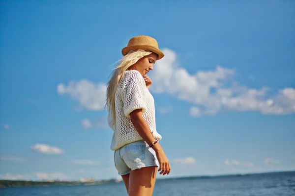 海で残りの夏を持っている女性 — ストック写真