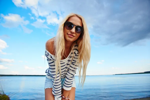 Chica en gafas de sol junto al mar — Foto de Stock