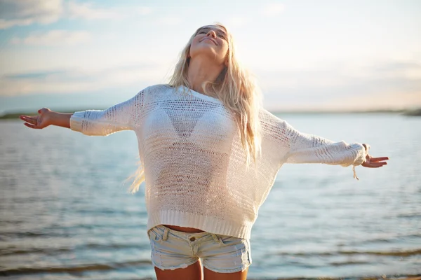 Blond girl enjoying summer vacation — Stock Photo, Image