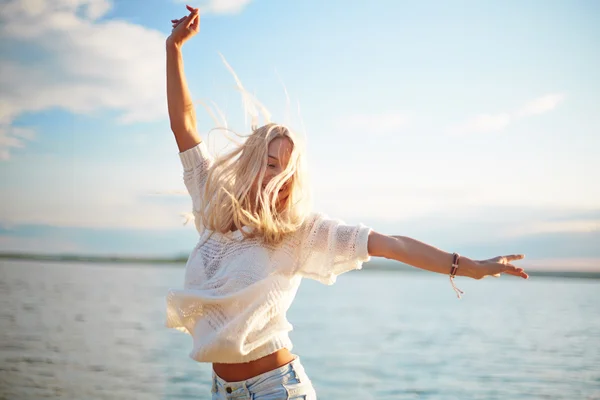 Meisje genieten van zomer rest — Stockfoto