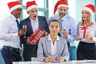 iş kadını ve meslektaşları ile hediyeler