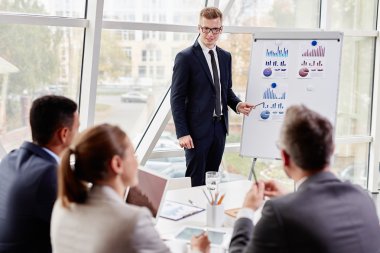 gemide grafik gösteren işadamı