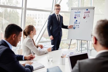 çalışan verilerini açıklayan beyaz tahta tarafından