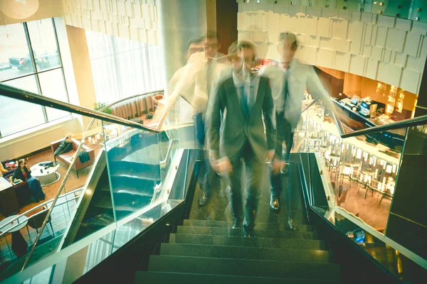 Affärsmän kommer på övervåningen — Stockfoto