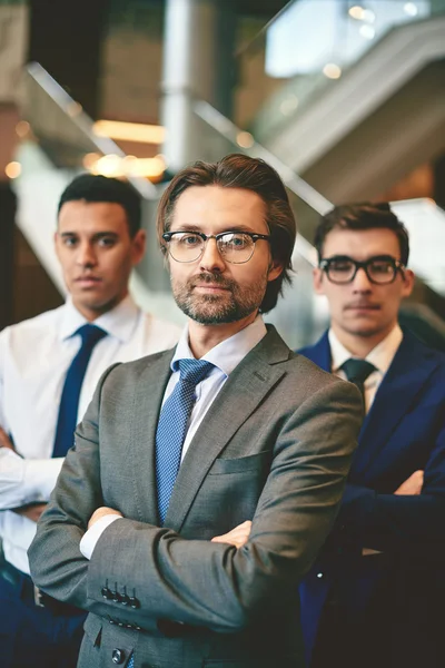 Mature businessman with two colleagues — Stock Photo, Image