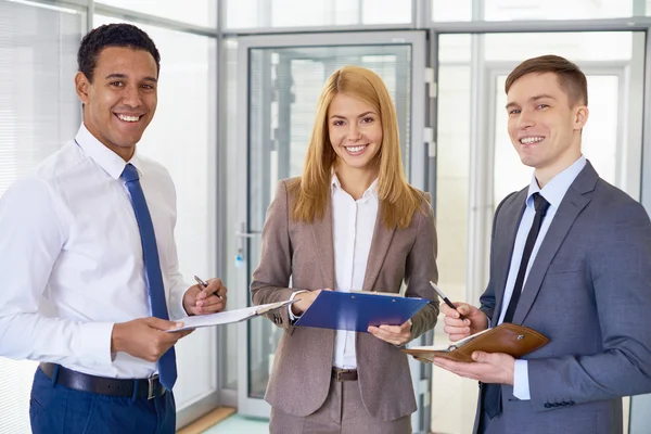 Glückliches Geschäftsteam im Amt — Stockfoto