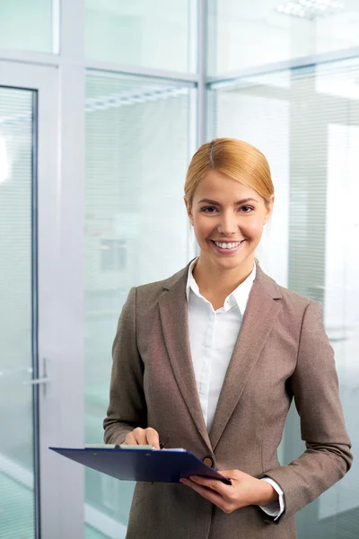 Feliz mujer de negocios con carpeta — Foto de Stock