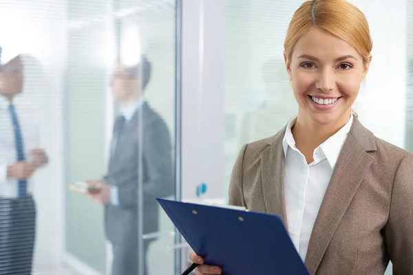 Geschäftsfrau in formeller Kleidung mit Ordner — Stockfoto