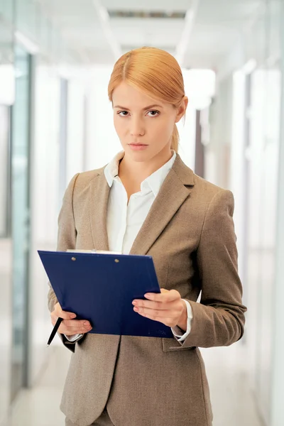 Businesswoman holding clipboard — Stock Photo, Image