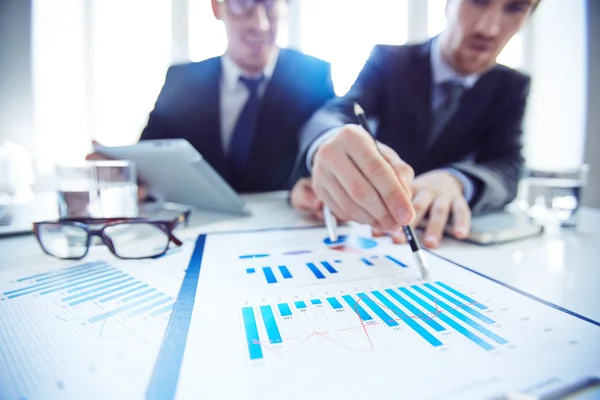 Businessmen analyzing marketing data — Stock Photo, Image