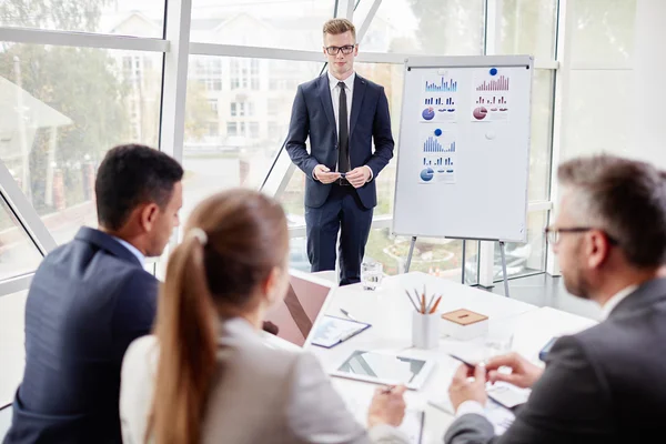 Zakenman permanent door Raad van bestuur — Stockfoto