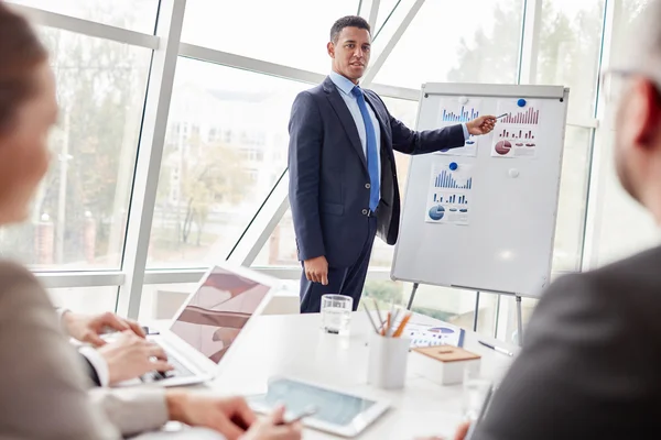 Επιχειρηματίας στο πλευρό whiteboard — Φωτογραφία Αρχείου