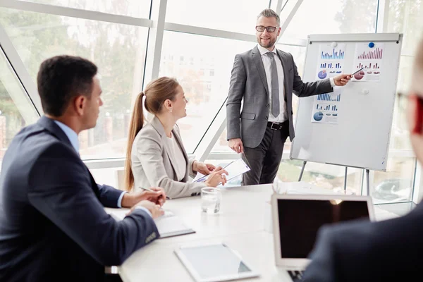 Homme d'affaires par tableau blanc montrant les données — Photo