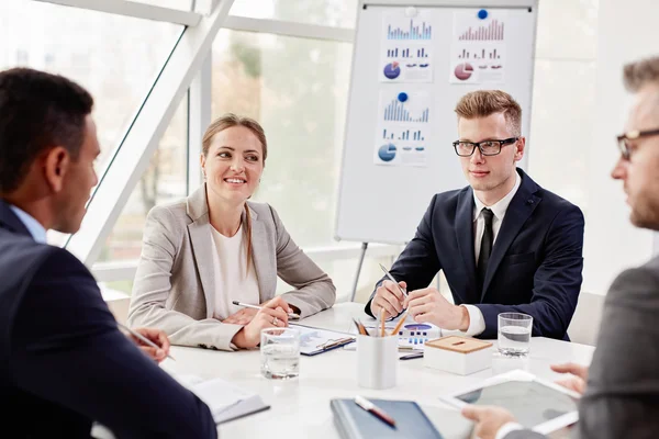 Colegas que planean trabajar en la reunión — Foto de Stock