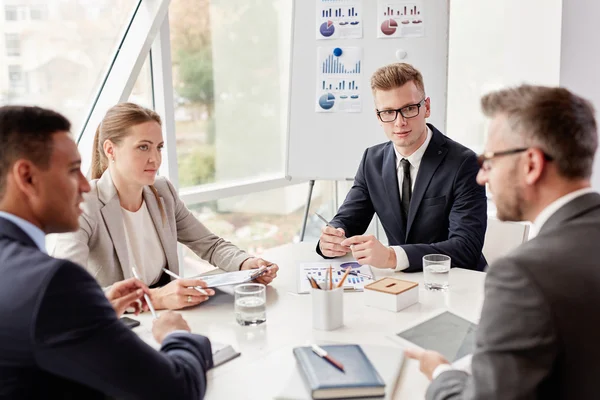 Colegas confiantes no planeamento do trabalho — Fotografia de Stock