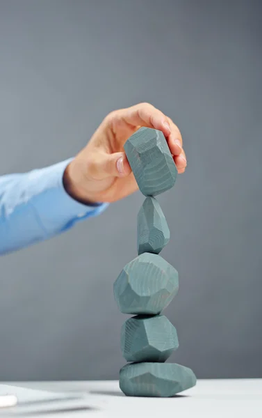 Бізнесмен будує вежу з каменів — стокове фото