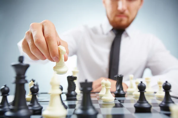 Geschäftsmann spielt Schach — Stockfoto