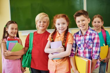 Mutlu schoolkids kitaplar