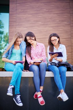 Üniversite öğrencileri ile dokunmatik yüzey ve not defterleri