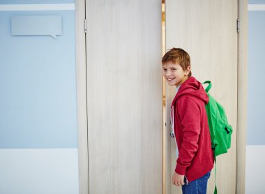 çocuk sınıf kapı açma sırt çantası ile